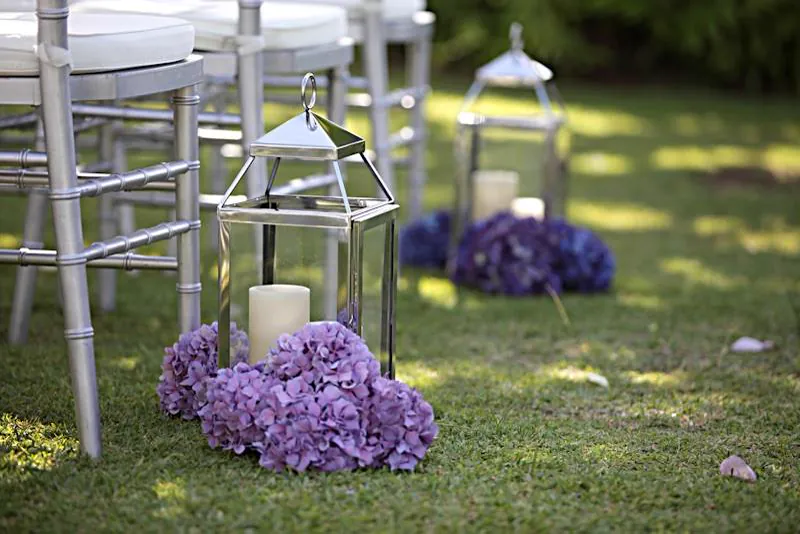 Grande lanterne et hortensias violets dans l&rsquo;all&eacute;e de la c&eacute;r&eacute;monie