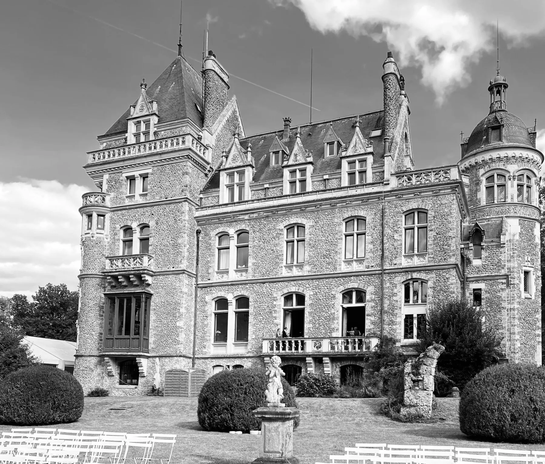 La façade du château de Méridon, les chaises blanches alignées sur la pelouse avant la cérémonie