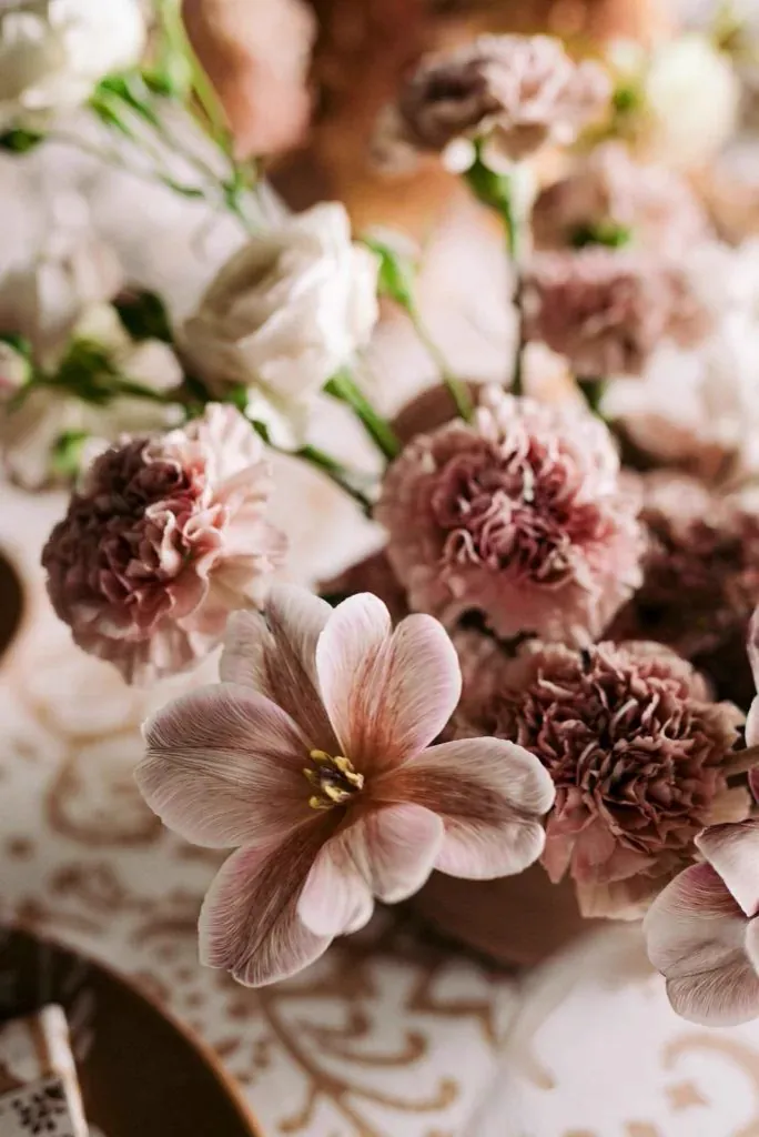 Un bouquet de fleurs dans les tons vieux rose