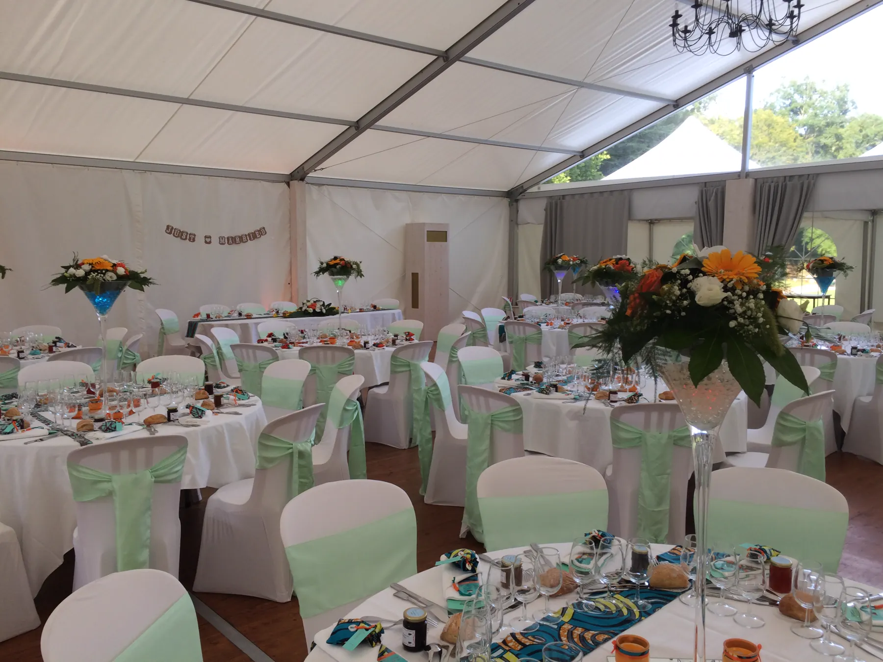Le tivoli dressé dans le parc de l’abbaye du Pin, ses tables rondes et ses chaises avant l’arrivée des invités