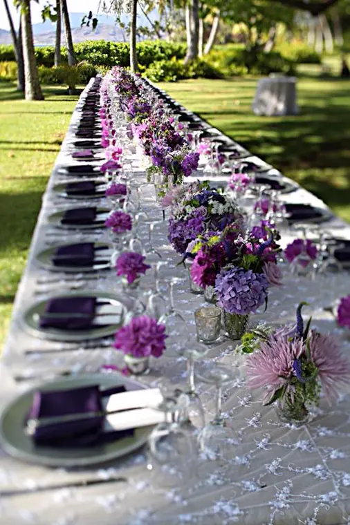 Très grande table de mariage en extérieur - centre de table floral - fleurs violet, mauve et parme
