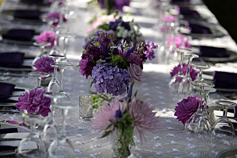 gros plan sur un centre de table floral - Fleurs hortensias mauve