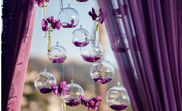 suspension de boules de verres avec fleurs à l'intérieur
