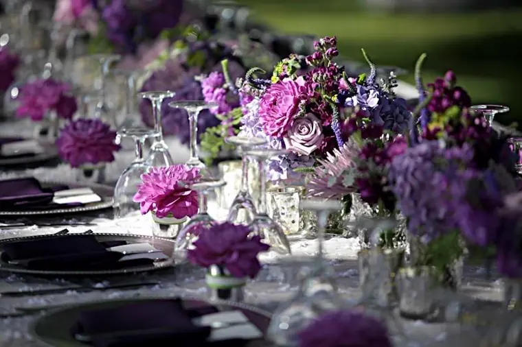 mariage signature et élégant - Centre de table ne déclinaison de fleurs violettes
