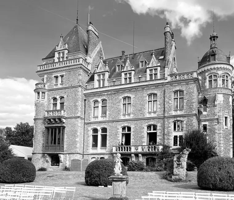 La façade du château de Méridon, les chaises blanches alignées sur la pelouse avant la cérémonie