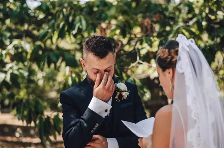 Le couple face &agrave; l&rsquo;officiante