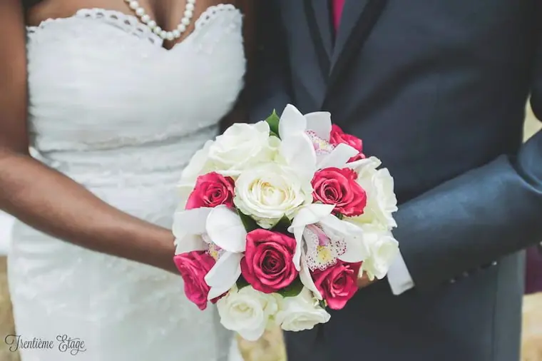 Bouquet de mariée rose fuchsia et blanc