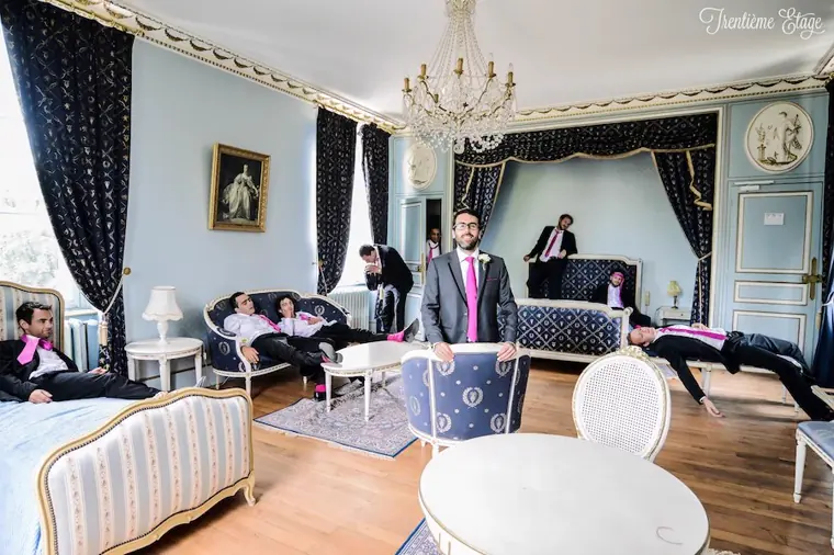 photographie originale marié et garçons d'honneur château