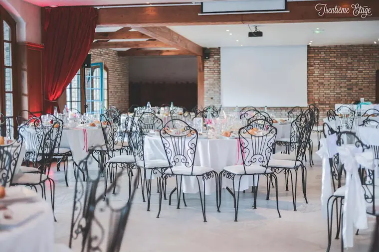 décoration salle mariage fuchsia blanc