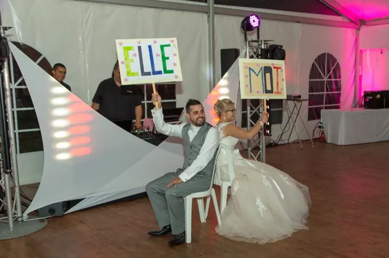 Le jeu des mariés : deux pancartes « Elle » et « Moi », dos à dos sur la piste