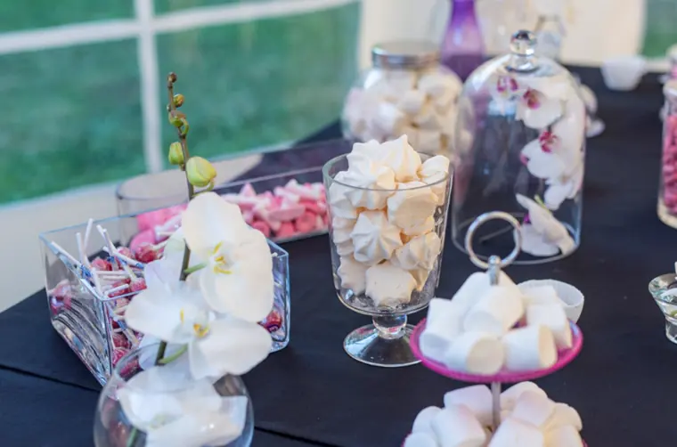 Le bar à bonbons : orchidées blanches, meringues et guimauves sous cloches