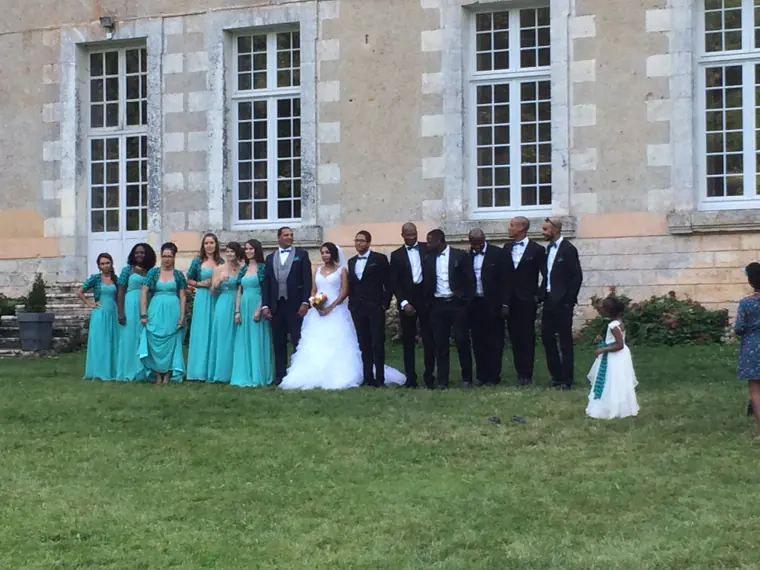 Le cortège aligné devant la façade de l’abbaye, et la petite demoiselle d’honneur qui s’est éloignée sur le côté