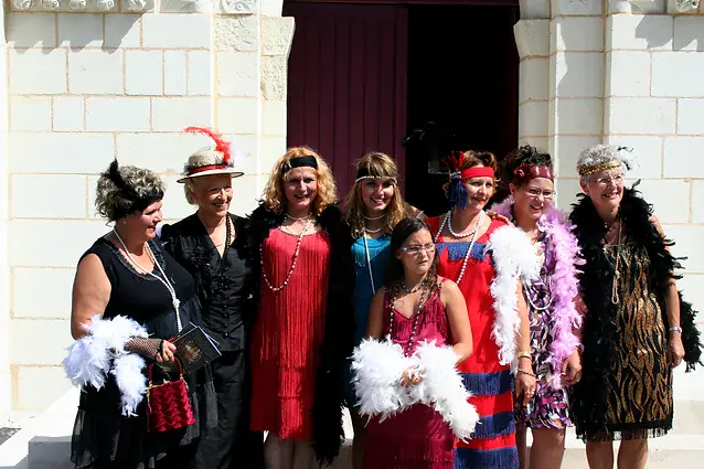 Les invitées en robes à franges, boas de plumes et serre-têtes