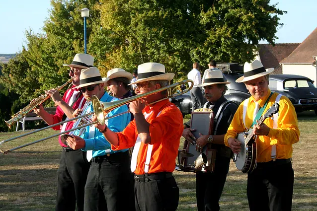 Le jazz manouche, qui attendait les mariés à la sortie de l’église