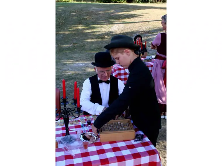 Les mariés en costume, pendant le cocktail