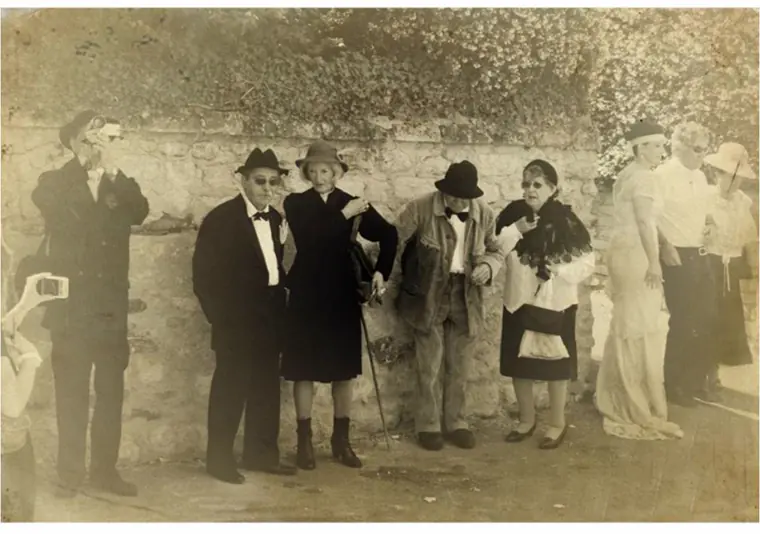 La photographie de groupe, traitée en sépia comme un cliché d’époque