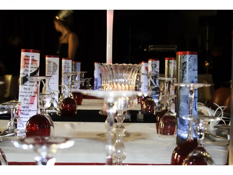 Les tables : vases lumineux, verrerie rouge et menus imprimés