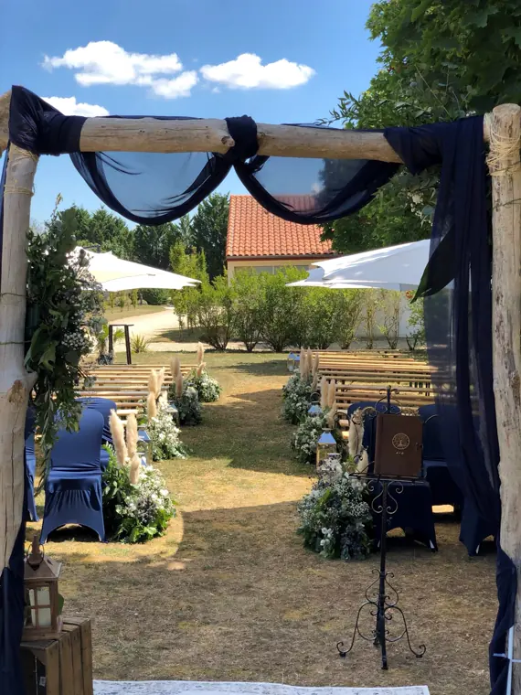 Arche de bois d&eacute;cor&eacute;e pour une c&eacute;r&eacute;monie la&iuml;que