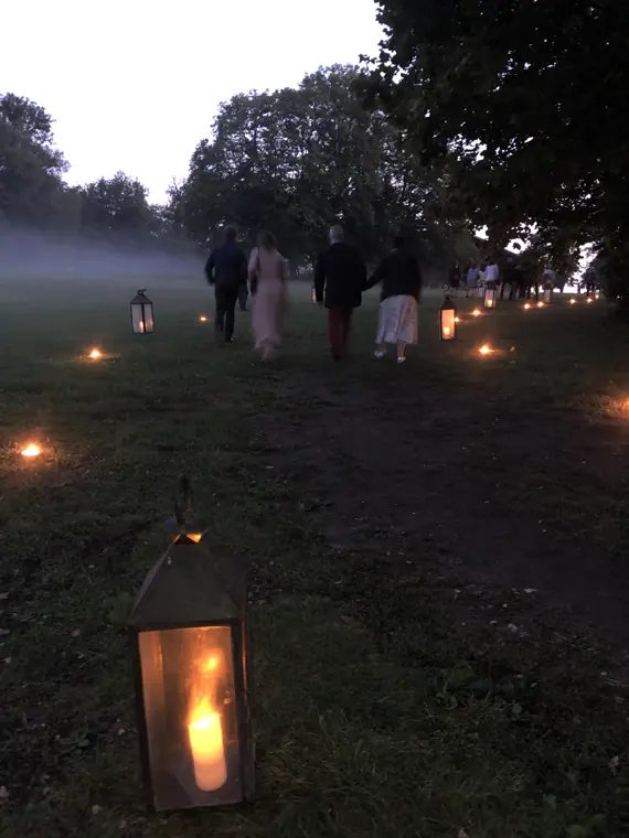 L’allée balisée de lanternes, pour guider les invités dans la brume