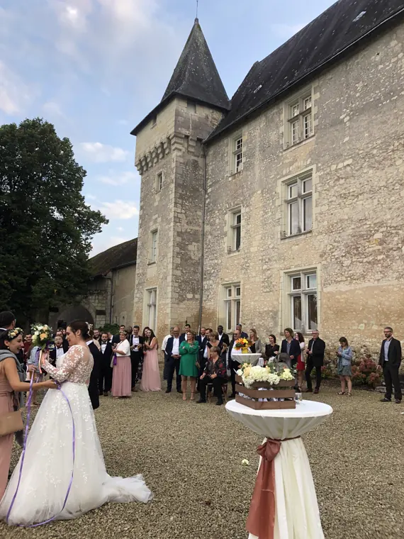 L’arrivée des invités devant le château, en fin d’après-midi