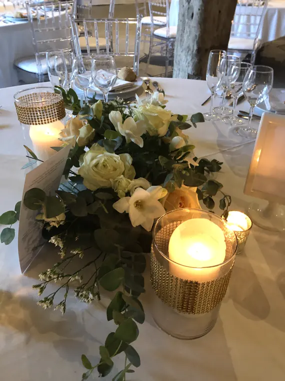 Détail d’un centre de table, à la nuit tombée