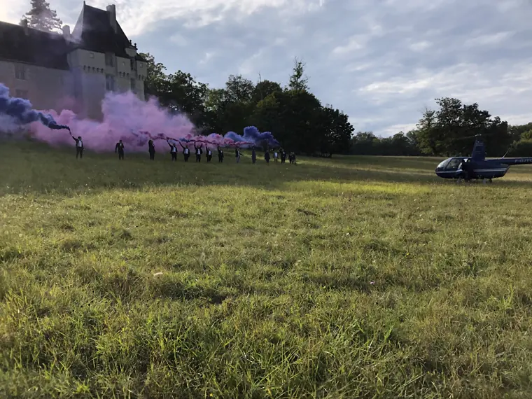 Les invités massés dans le champ, dans la fumée rose