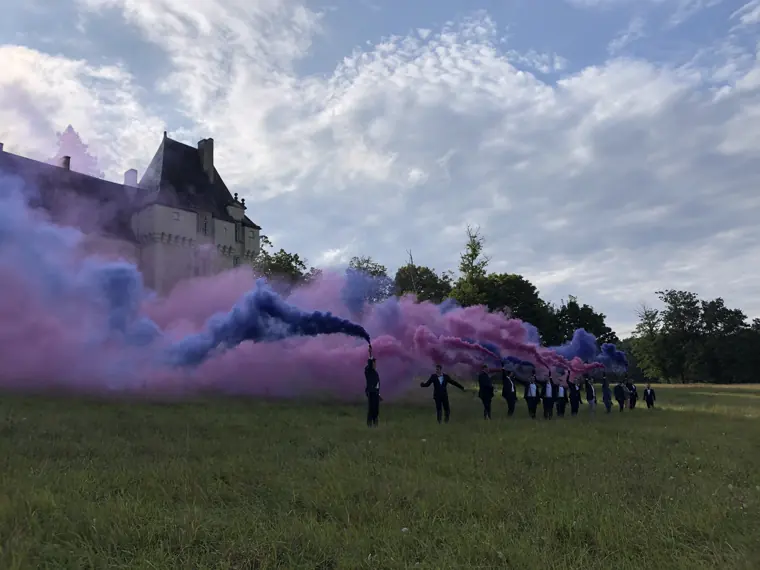 Les fumigènes allumés pour accueillir les mariés