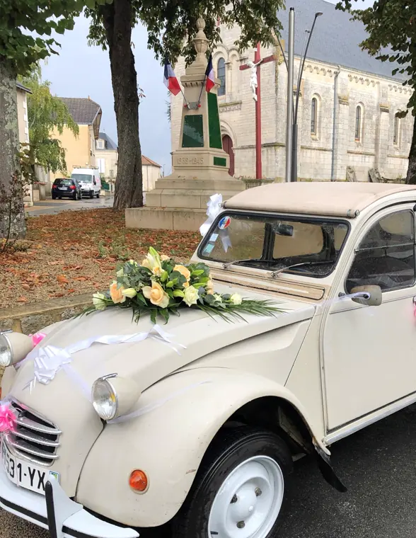 La 2CV des mariés, fleurie de rose