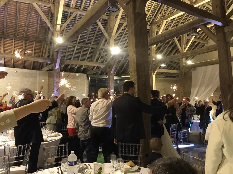 Le cocktail dans la grange, avant le dîner