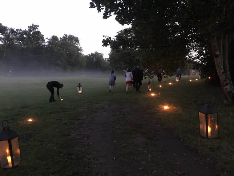 Le parc au crépuscule, quand la brume est montée du sol