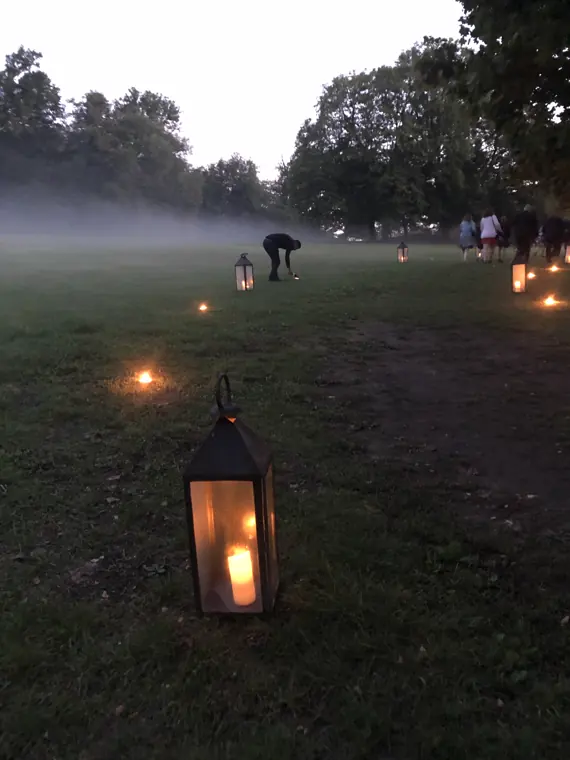 Les lanternes posées au sol, tout au long du chemin