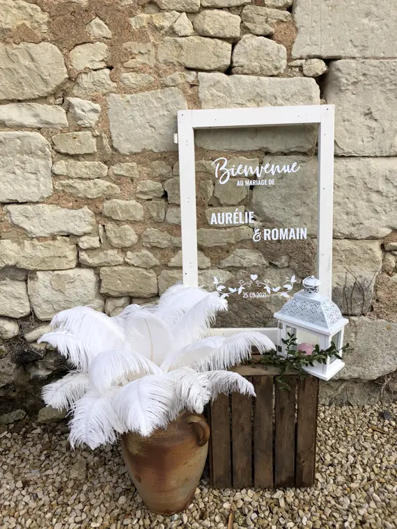 Le panneau de bienvenue, dans une caisse de bois garnie de pampas