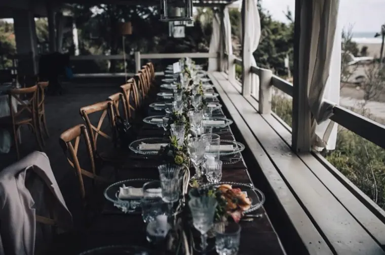 beau mariage raffiné - table dressée avec élégance - océan