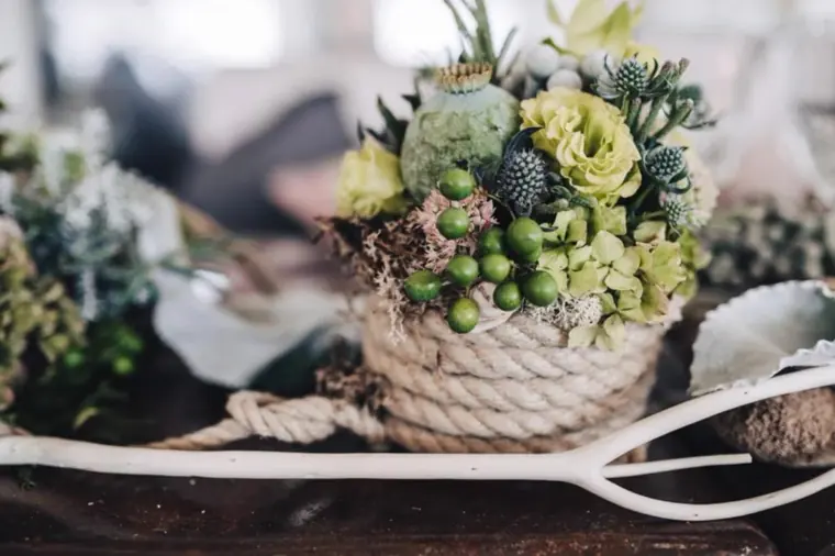 composition florale hiver et exotique originale faite avec de la corde à bâteau