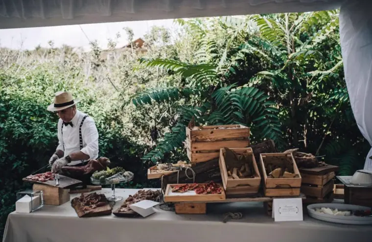 caisses de pommes au coktail pour la déco de mariage