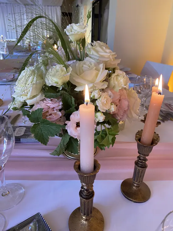 Centre de table : roses blanches et poudrées, lisianthus et panic élégant