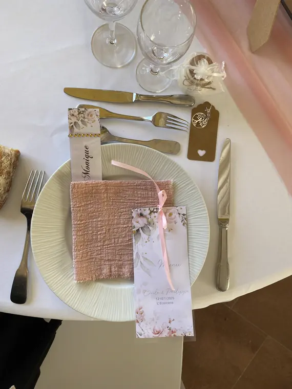 À chaque place : le menu, le marque-place, une serviette en gaze de coton et une bougie en cadeau