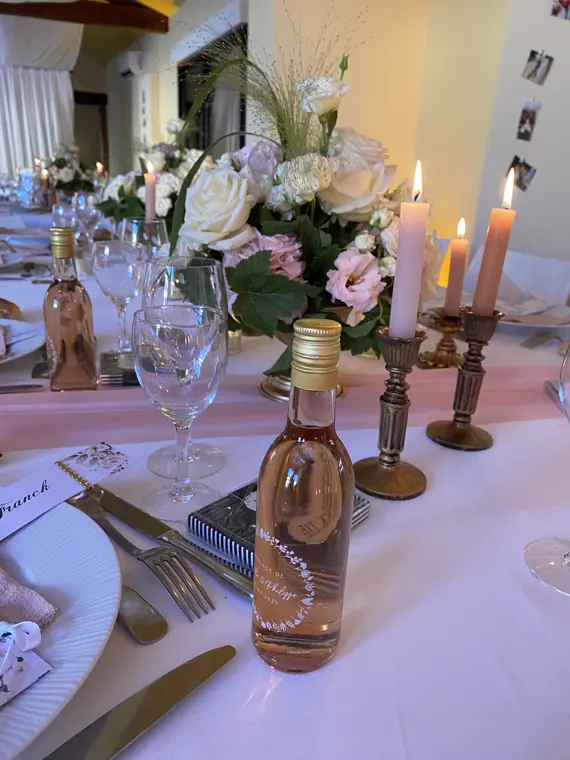 La table d’honneur en longueur, ponctuée de bougeoirs dorés