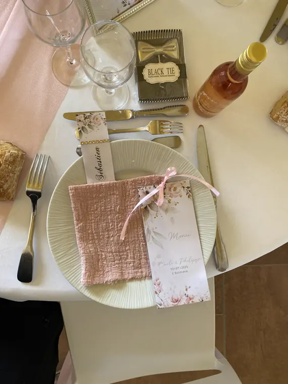 Une bouteille de rosé personnalisée au nom des mariés, pour chaque invité