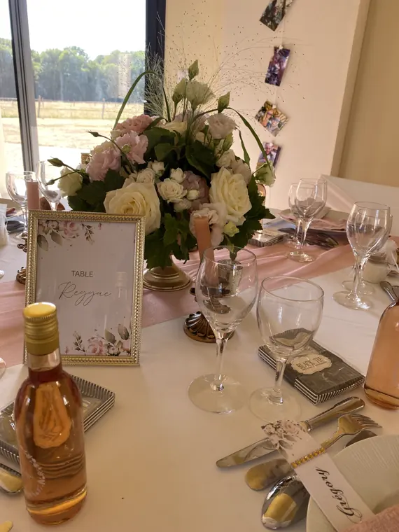 Une table dressée face aux baies vitrées, ouvertes sur la campagne