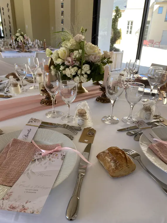 Chemin de table rose poudré, vaisselle blanche et couverts dorés