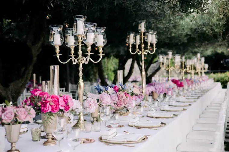mariage luxueux - centre de table avec grands chandeliers or - chemin de table roses