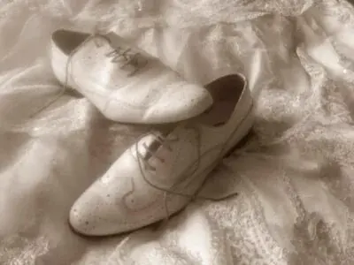 Chaussures et robes pr&ecirc;tes le matin du mariage