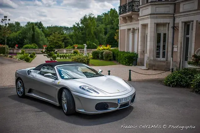 La voiture des mariés devant la façade du Clos de la Ribaudière