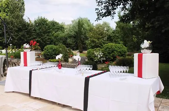 Le bar du vin d’honneur dressé sur la terrasse, face au parc