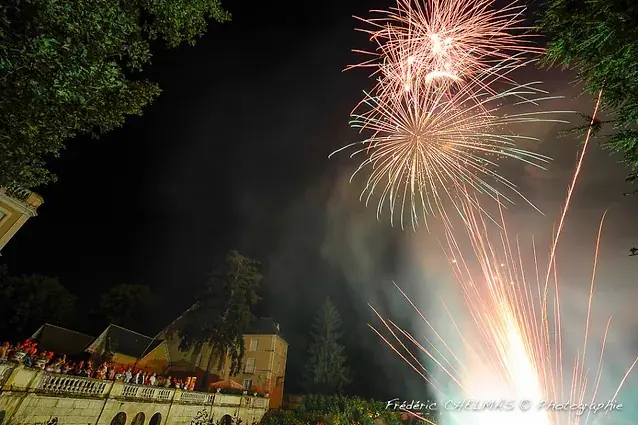 Un feu d’artifice au-dessus du château du Clos de la Ribaudière, les invités alignés sur la balustrade