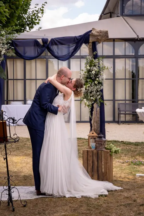 le baiser des mariés sous l'arche