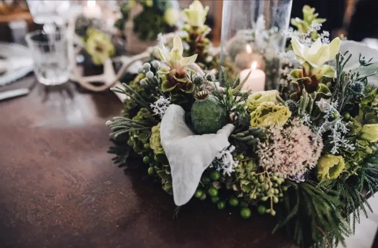 Composition de mariage faite par un fleuriste sur le thème de l' hiver