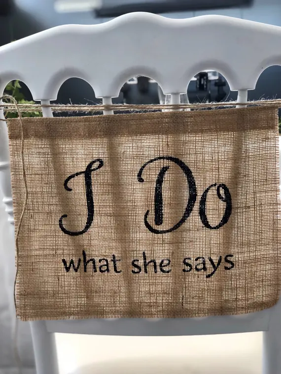 Et sur celle du marié : « I Do what she says »