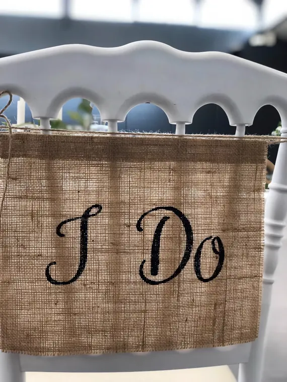 La pancarte « I Do » sur la chaise de la mariée